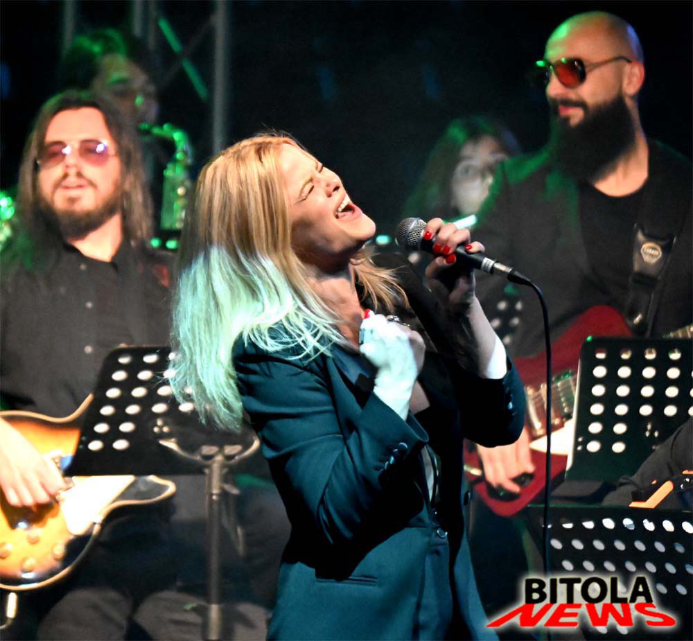 Dani Dimitrovska performing with her band