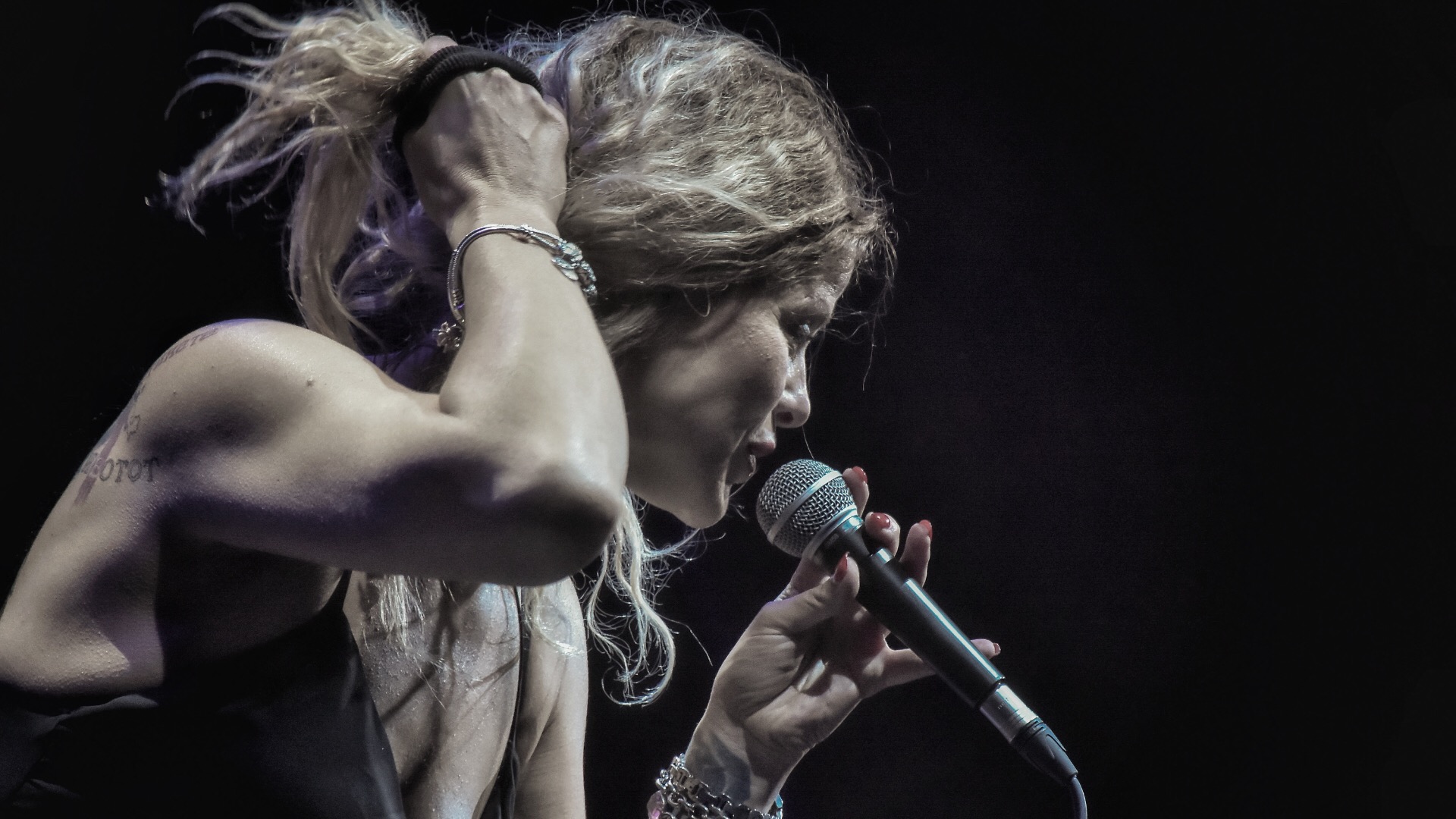 Dani Dimitrovska live with microphone