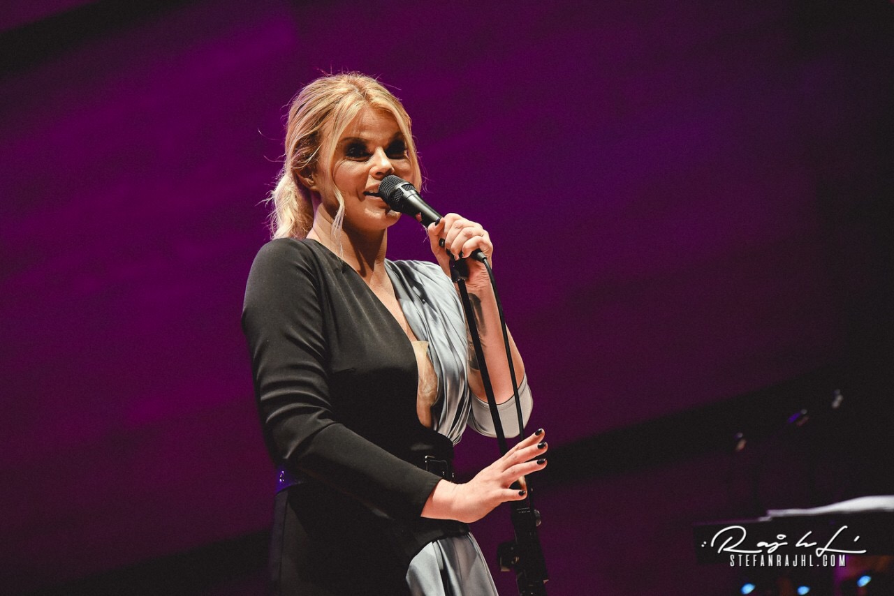 Dani Dimitrovska at the microphone under purple lights