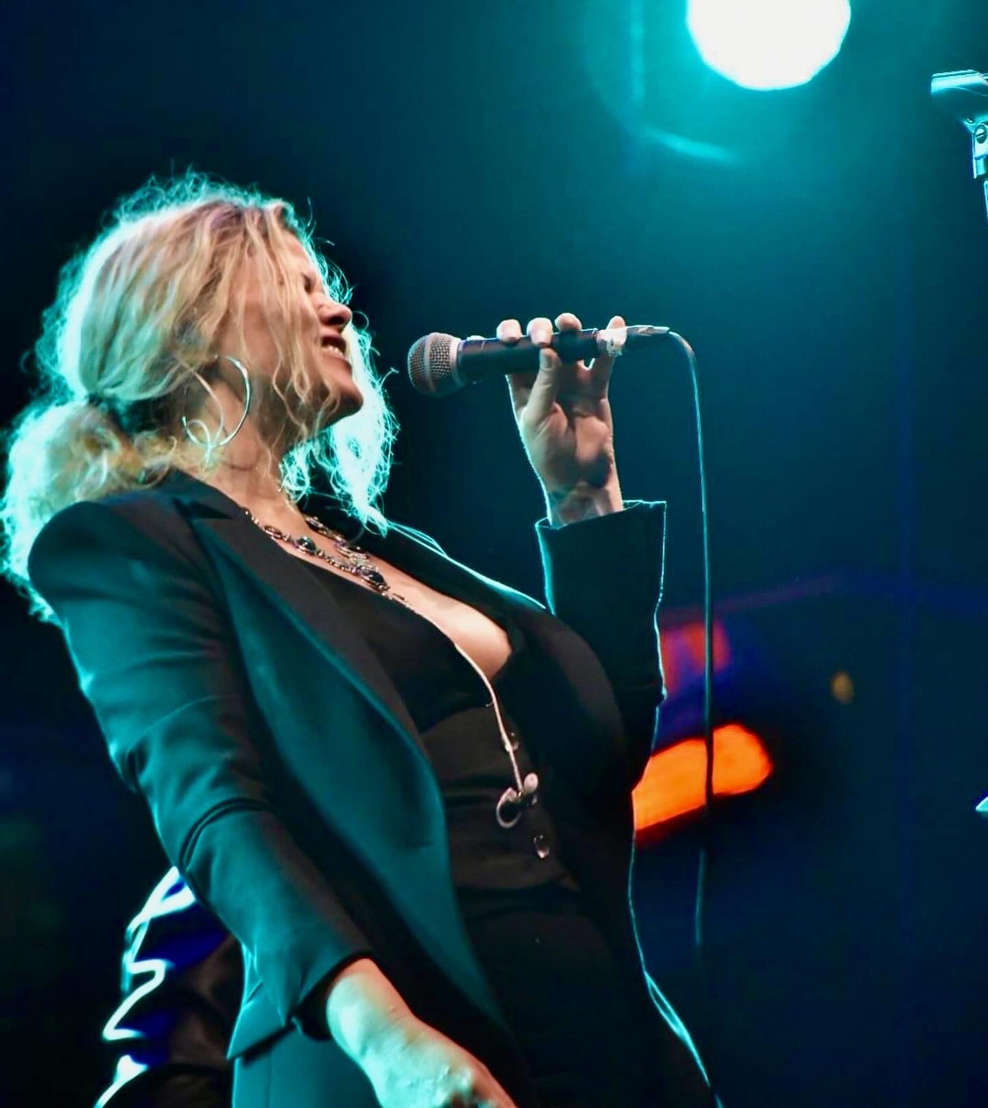 Dani Dimitrovska live in a black blazer