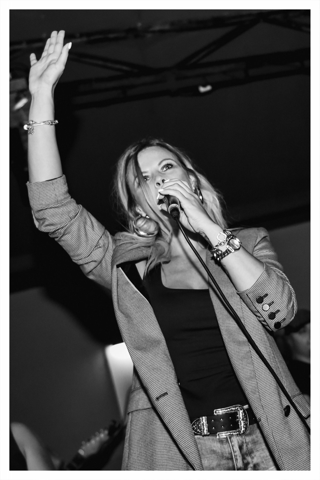 Dani Dimitrovska singing with arm raised
