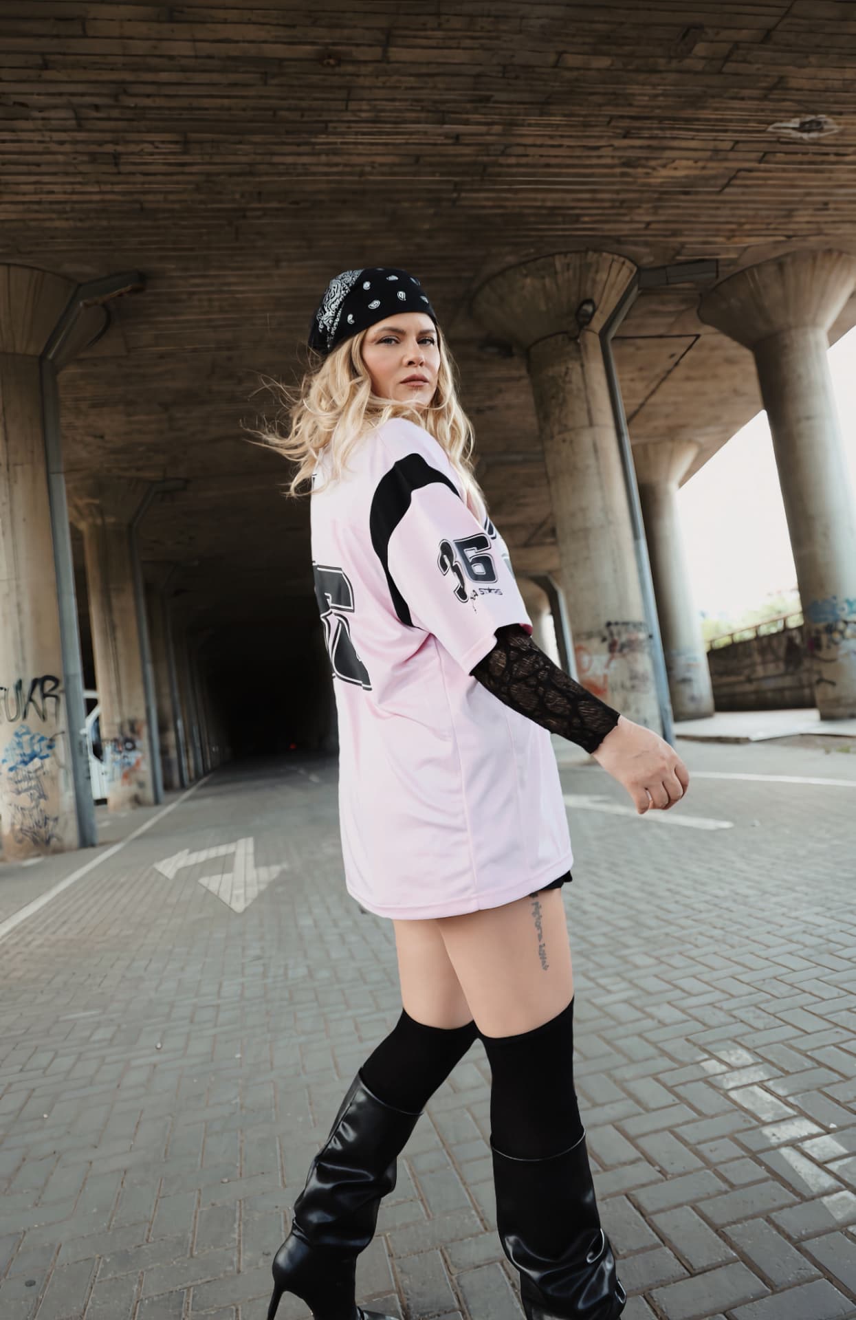 Dani Dimitrovska in a pink jersey under a bridge