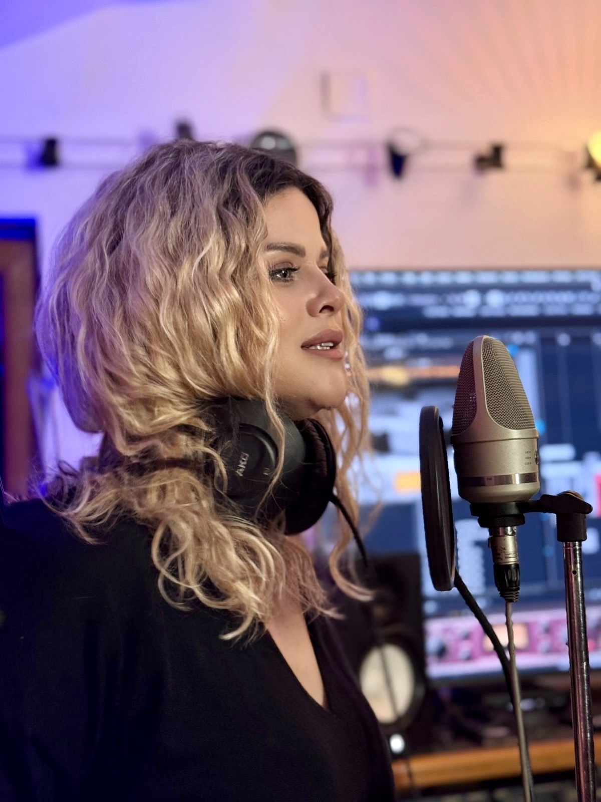 Dani Dimitrovska at the studio microphone