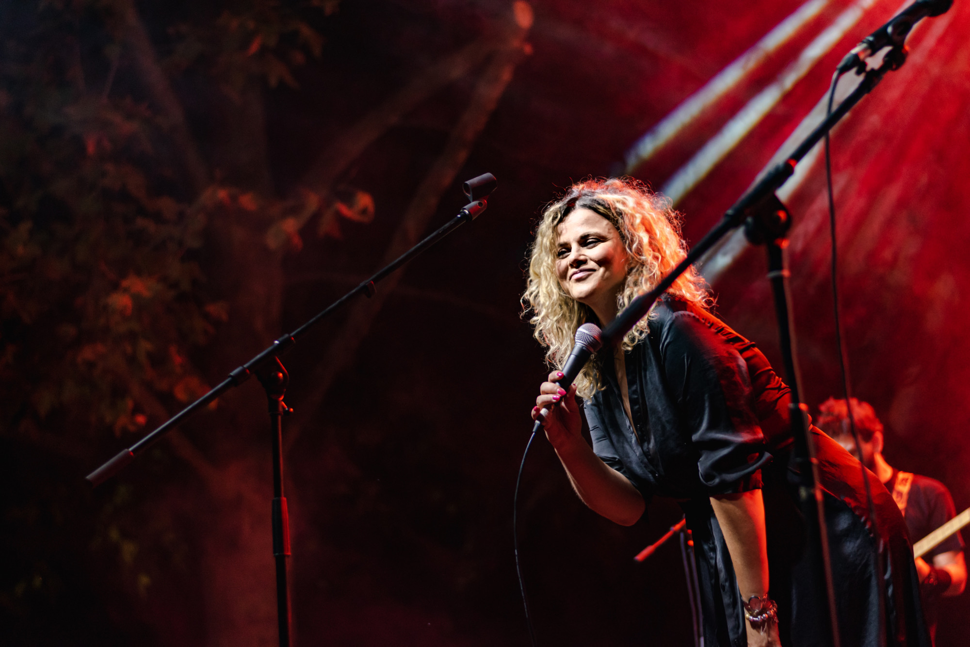 Dani Dimitrovska live under red stage lights