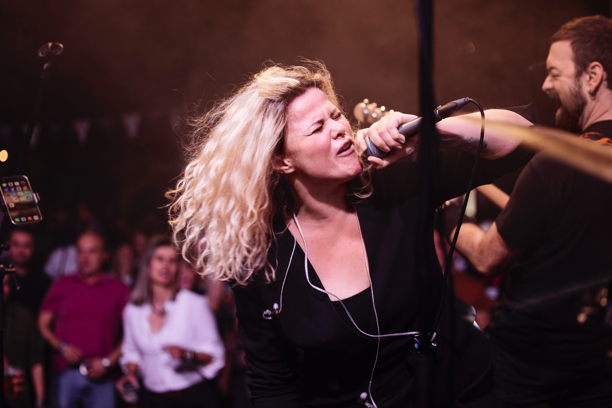 Dani Dimitrovska singing in a club